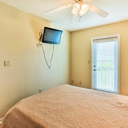 Spacious Port Aransas Condo Near Beach And Golfing